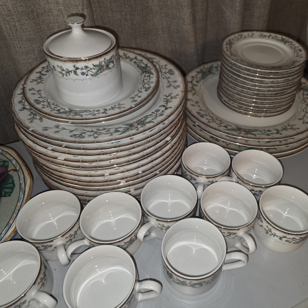 Farberware White and Gold Floral Dinnerware Set